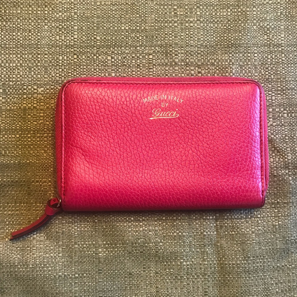Gucci zippy wallet